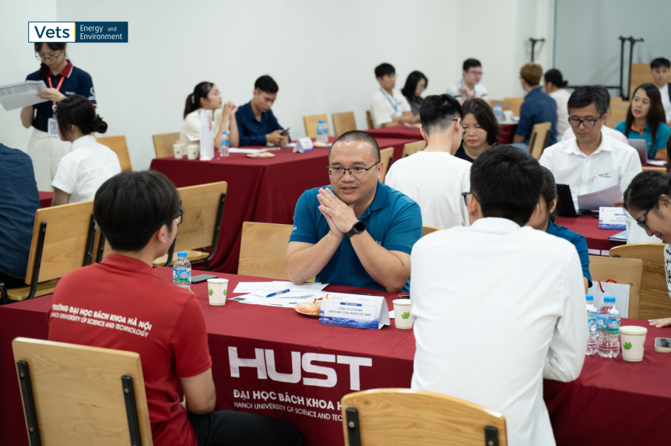 Ông Dương Chí Công chia sẻ góc nhìn về cơ hội việc làm trong ngành với các bạn sinh viên trường Đại học Bách Khoa Hà Nội