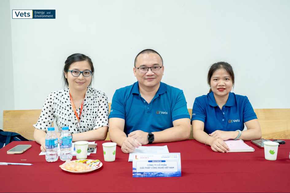 Ông Dương Chí Công và bà Trần Thị Hà - đại diện VETS | EnE tham dự Internship Fair 2026 với vai trò Nhà Tuyển dụng