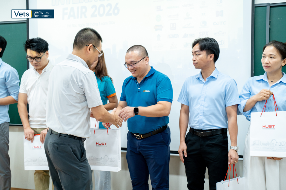 Ông Dương Chí Công cùng đại diện các doanh nghiệp trong Ngày hội tuyển dụng nhận phần quà lưu niệm của nhà trường